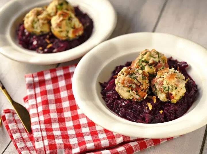Кнедлики с беконом и красной капустой, блюда чешской кухни,